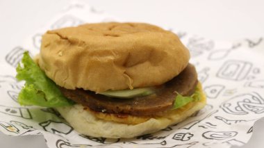 Beyaz arkaplanda izole edilmiş hamburger