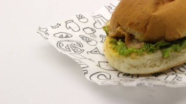 Beyaz arkaplanda izole edilmiş hamburger