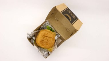 Beyaz arkaplanda izole edilmiş hamburger