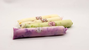 Beyaz arka planda izole edilmiş plastiğe sarılı pop buz çubuğu