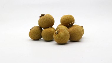Beyaz arka planda taze longan meyvesi