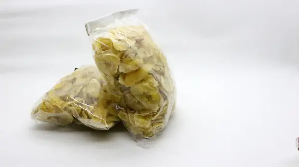 Beyaz arka planda, Endonezya 'dan gelen muz cipsleri.