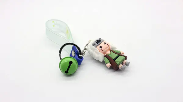 Naruto eylem figürü anahtar zinciri beyaz arkaplanda izole edildi