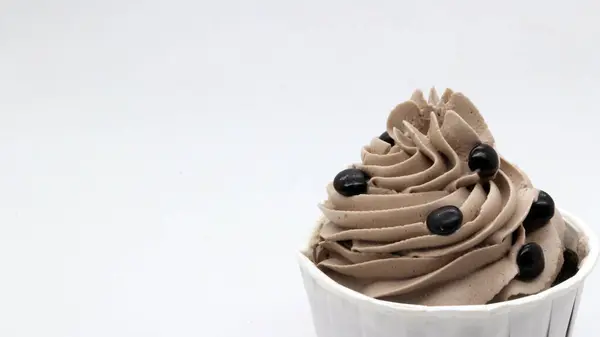 Beyaz arka planda kremalı leziz kek.