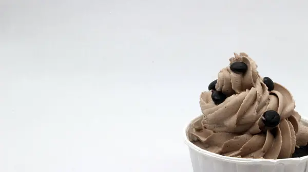 Beyaz arka planda kremalı leziz kek.