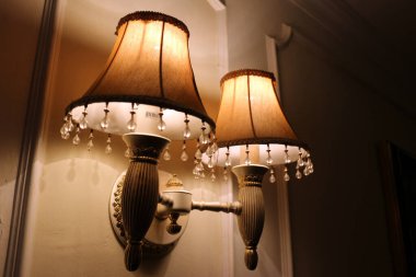 Lobide estetik sarı ışıklı bir duvar lambası.