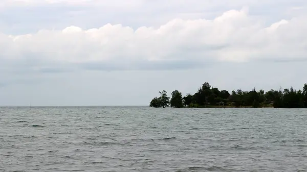Vio Vio Beach Batam 'ın beyaz kumlu güzel manzarası.