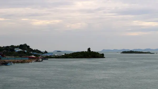 Batam Endonezya 'daki deniz ve adaların güzel manzarası