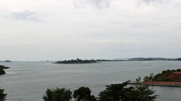 Batam Endonezya 'daki deniz ve adaların güzel manzarası