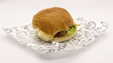 Beyaz arkaplanda izole edilmiş hamburger