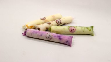 Beyaz arka planda izole edilmiş plastiğe sarılı pop buz çubuğu