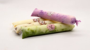 Beyaz arka planda izole edilmiş plastiğe sarılı pop buz çubuğu