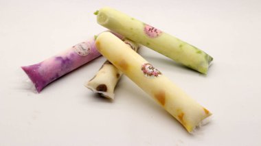 Beyaz arka planda izole edilmiş plastiğe sarılı pop buz çubuğu