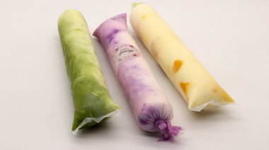 Beyaz arka planda izole edilmiş plastiğe sarılı pop buz çubuğu