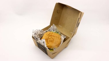 Beyaz arkaplanda izole edilmiş hamburger