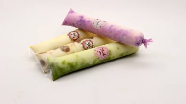 Beyaz arka planda izole edilmiş plastiğe sarılı pop buz çubuğu