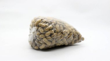 Kabuklu fıstıklar beyaz arka planda izole edilmiş.