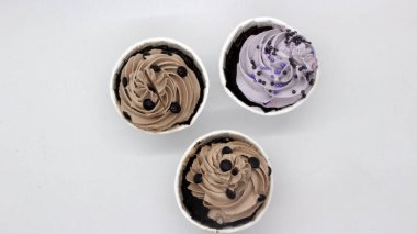 Beyaz arka planda kremalı leziz kek.