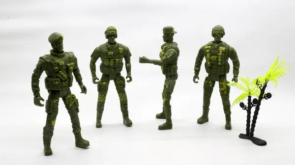 Beyaz arka planda izole edilmiş çocuk oyuncak asker