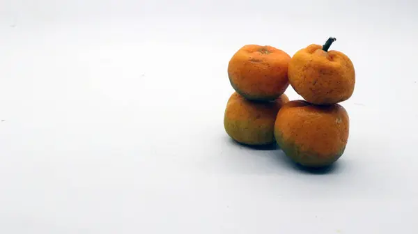 Sumo narenciye ya da sumo portakal meyvesi beyaz arka planda izole