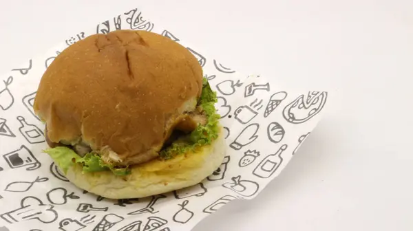 Beyaz arkaplanda izole edilmiş hamburger