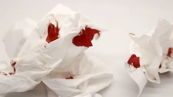 Beyaz arka planda izole edilmiş kan lekeli doku.