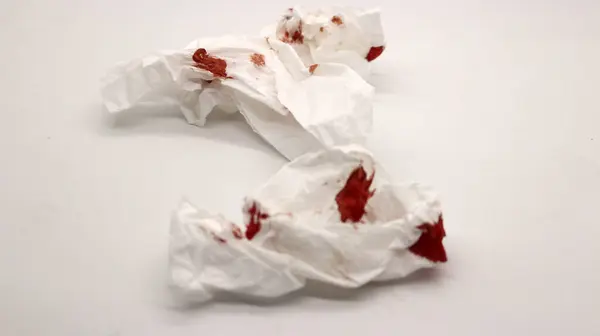 Beyaz arka planda izole edilmiş kan lekeli doku.