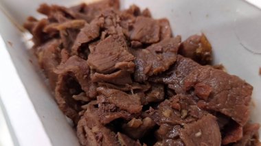 Pişmiş ve paketlenmiş et parçaları, servis edilmeye ve yenmeye hazır.