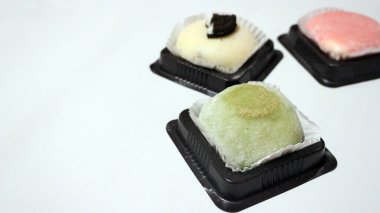 Mochi kekleri çeşitli tatlarda, beyaz arkaplanlı..