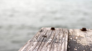 Sahildeki ahşap iskeleye yakın.