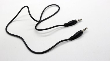 Standart 3.5 mm Erkek ses kablosu beyaz arkaplan ile izole edildi