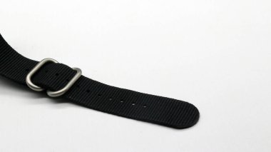 Siyah naylon saat askısı beyaz arkaplanda izole edilmiş.