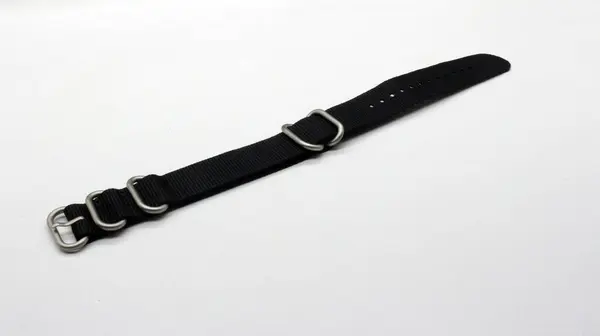 Siyah naylon saat askısı beyaz arkaplanda izole edilmiş.