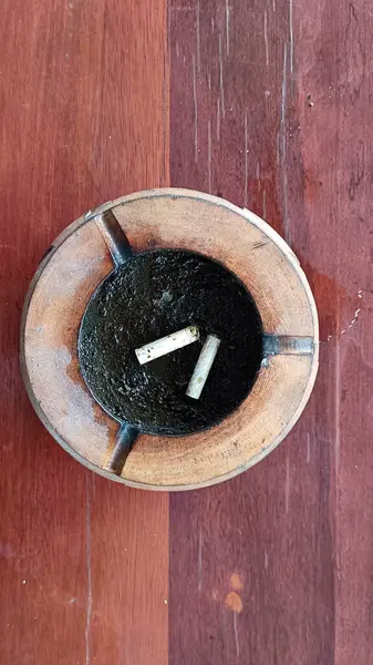 Küllükler ve sigara izmaritleri. Kirli ve sağlıksız görünüyor..