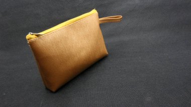 Siyah arka planda izole edilmiş kahverengi deri çanta.