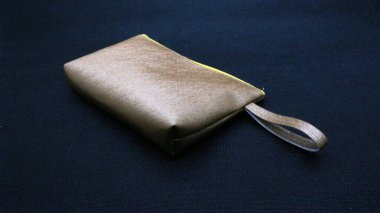 Siyah arka planda izole edilmiş kahverengi deri çanta.