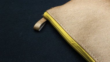 Siyah arka planda izole edilmiş kahverengi deri çanta.