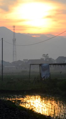 Siluetlerle güzel bir akşam gökyüzü manzarası