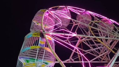 Endonezya gece pazarının aşağısından dönme dolap manzarası