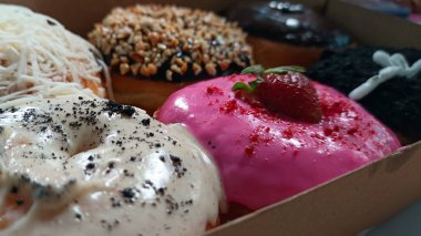 Kutudaki çeşitli tatlardaki lezzetli çörekleri yakından izle.