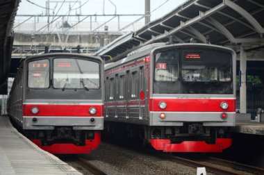 Endonezya 'nın Jakarta şehrinde trenin görüntüsü