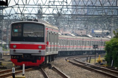 Endonezya 'nın Jakarta şehrinde trenin görüntüsü