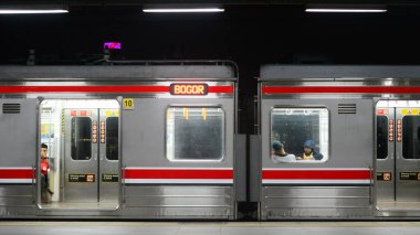 Endonezya 'nın Jakarta şehrinde trenin görüntüsü