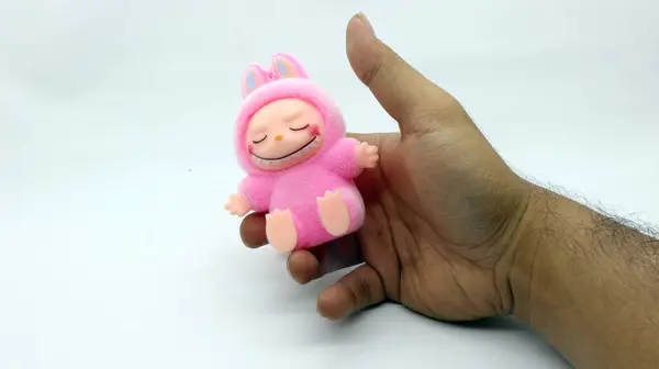 Adamın el ele tutuşan labubu anahtarlığı beyaz arka planda izole edilmiş.