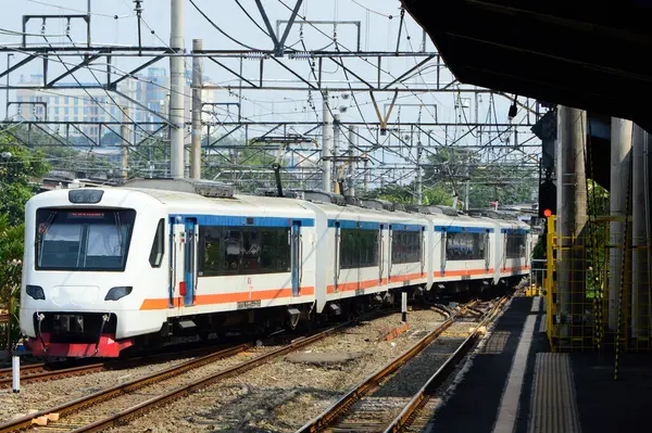 Endonezya 'nın Jakarta şehrinde trenin görüntüsü