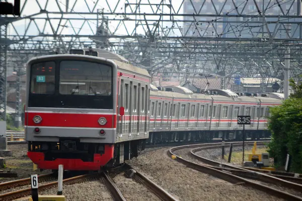 Endonezya 'nın Jakarta şehrinde trenin görüntüsü