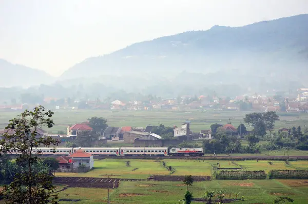 Güzel doğal manzaralı, kırsal kesimden geçen bir trenin görüntüsü.
