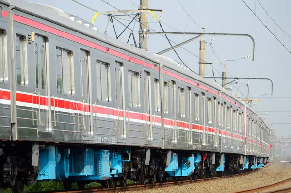 Endonezya 'nın Jakarta şehrinde trenin görüntüsü