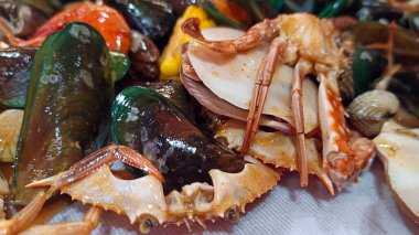 İstiridye, yengeç, karides içeren lezzetli deniz ürünleri.