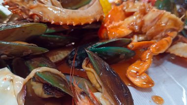İstiridye, yengeç, karides içeren lezzetli deniz ürünleri.